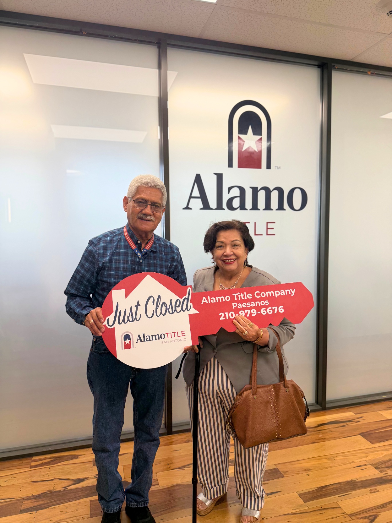 Familia recibiendo las llaves de su casa en San Antonio — Cliente de Anahi