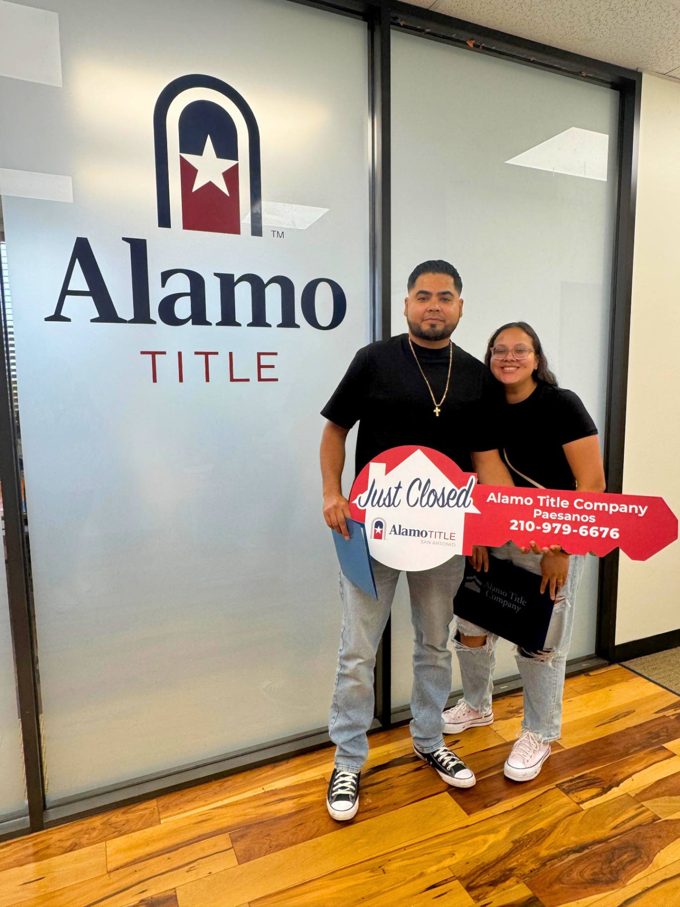 Familia recibiendo las llaves de su casa en San Antonio — Cliente de Anahi