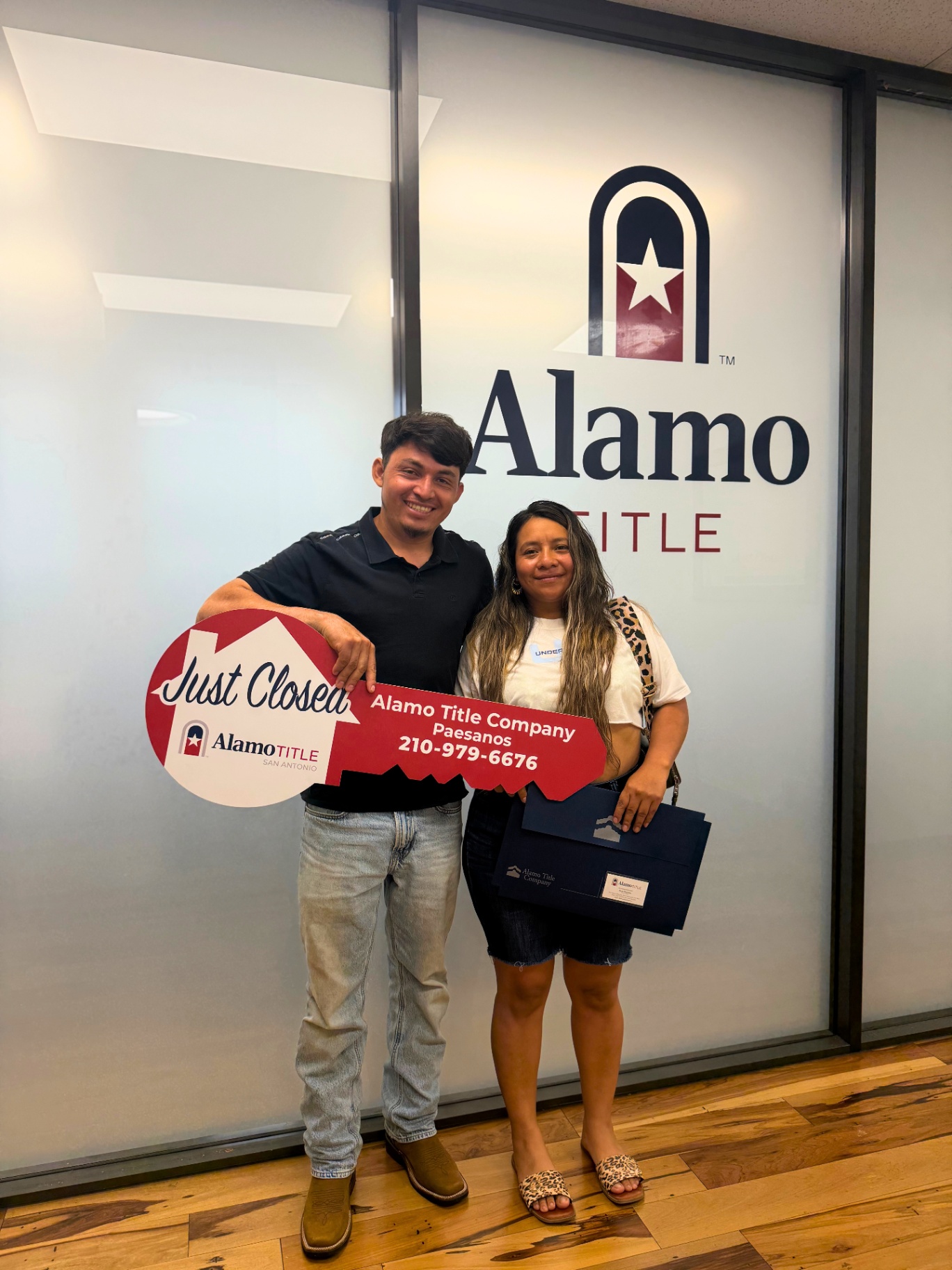 Familia recibiendo las llaves de su casa en San Antonio — Cliente de Saul
